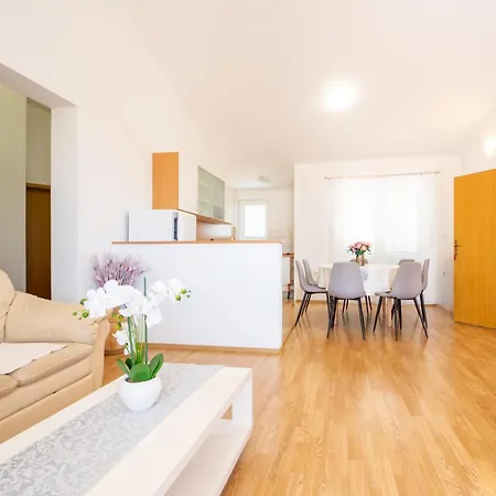 Apartmán Alesa Steva *